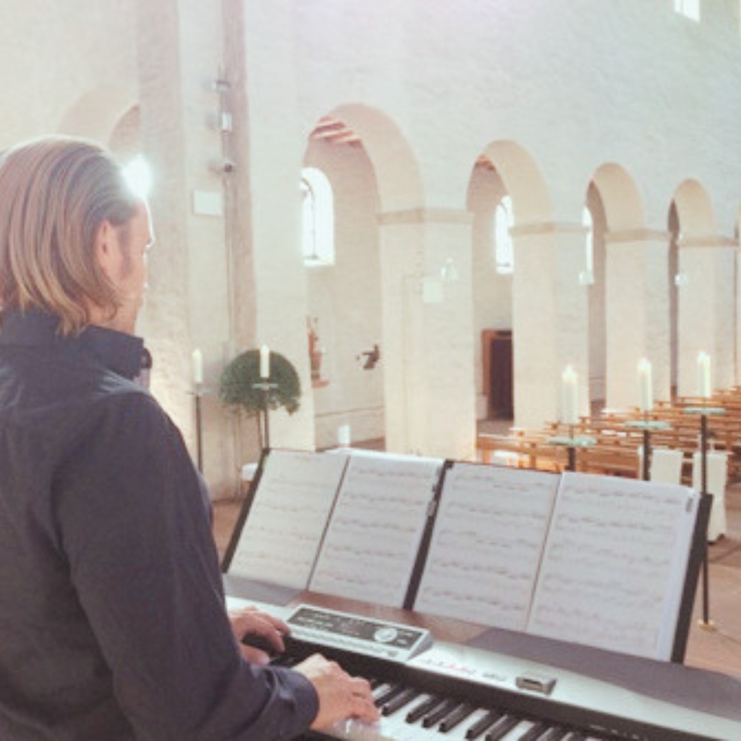 Hardy Lutscher am Klavier bei einer Trauerfeier